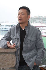 组图：苗侨伟新剧开放探班 称艺人吸毒减压是借口