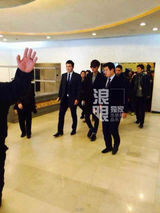 组图：李敏镐春晚彩排快闪 深色大衣黑超帅酷