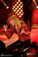 组图：泰勒跨年激情献唱 紧身皮衣跪地狂野嘶吼