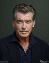 组图：《爱情重击》布鲁斯南汤普森玩暧昧