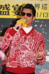 组图：郭富城单身圣诞不寂寞 否认购四百万跑车