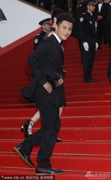 组图：陈坤携《过界》剧组亮相红毯 黑西服帅气