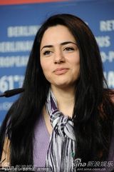 《阿曼尼亚》发布会 女星Aylin Tezel 红裙俏丽(图)