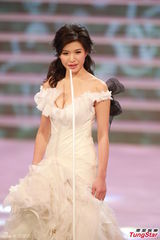 组图：港姐总决赛低胸白裙开场 舞台梦幻唯美