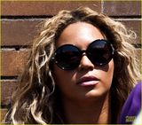 组图：碧昂斯夫妇携手散步 为有色人种争取权益