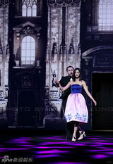 组图：张歆艺出席歌剧时装秀秀歌舞