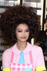 组图：林嘉绮霹雳娇妻装扮抢眼 与老公尚在蜜月期