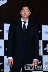 组图：孔侑黑西服帅气出席《嫌疑人》试映会