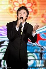 费玉清开第100场演唱会 不变黑西装献唱(组图)