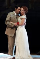 幻灯图：大剧院推出新版《茶花女》 观众身临其“镜”