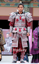 组图：李瑞镇宋智孝等穿古装宣传新剧《階伯》