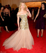 高清组图：斯嘉丽-约翰逊抹胸礼服亮相秀丰胸