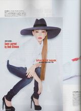 组图：辣妈安室奈美惠登封面 帽装帅气秀美腿