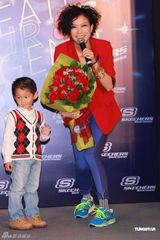 组图：郑秀文红装亮相活力四射 自曝喜欢单人运动