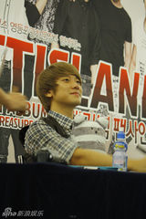 组图：FTISLAND办签名会谢粉丝 弘基可爱头饰抢眼