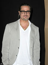 组图：皮特休闲西装帅气亮相《温柔杀戮》放映