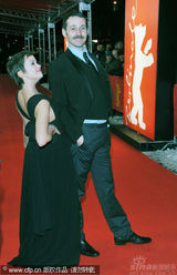 幻灯图：《亨利四世》首映 主创出席举酒杯庆祝