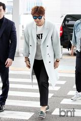 组图：韩星Rain飞中国拍电影 轻撩秀发帅气足