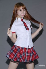 组图：陈冠希前女友制服诱惑 自曝写真尺度大