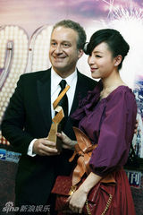 组图：张静初时尚跨年 长裙尽现可爱女人味