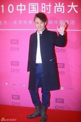 组图：吴秀波亮相时尚大典 朋克造型成红毯焦点