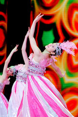 高清组图：歌舞《阳光路上》剧照