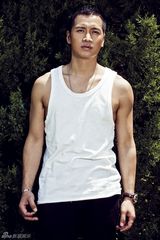 组图：何晟铭白衣写真曝光 雅痞造型尽显型格