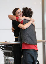 幻灯图集：奥兰多和米兰达机场秀恩爱 拥抱牵手