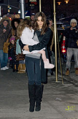 组图：阿汤哥全家外出就餐被拍 苏瑞全程埋头不露面