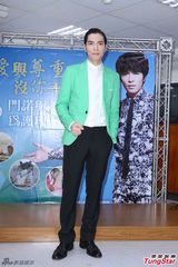 组图：萧敬腾亮相任招募大使 绿色小西装抢镜