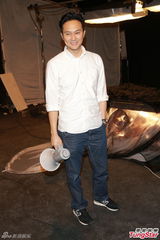 组图：张智霖为自己导MV 蔡一杰伍咏薇现场搞怪