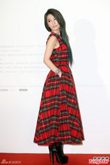 组图：Hebe裸背英伦裙宣传新碟 性感与知性结合