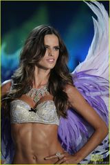 组图:维密年度大秀开幕泰勒献唱 众超模T台斗艳