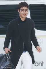 组图：韩星郑宇微笑现身 秀黑白机场时尚