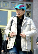 组图：濮存昕开两会认真做笔记 张艺谋积极发言