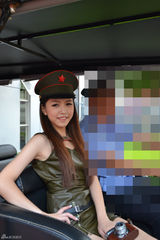 组图：“警花”刘思佳现身车展 大方帅气活力