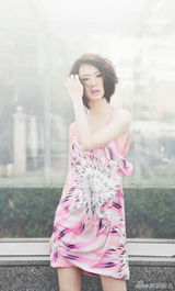 幻灯图：戚薇绚丽彩妆大片 演绎夏日迷离风情