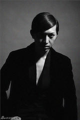 组图：MARC李元鹏化身恶魔秀百变 烟熏妆半裸出镜