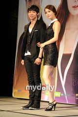 组图：朴有天姜惠贞宣传新剧 李多海露背裙美艳