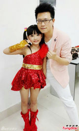 组图：7岁萝莉似林妙可 化浓妆出道被质疑