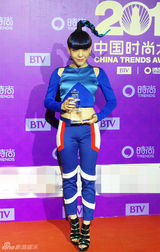 组图：吴莫愁出席时尚活动 红毯撅嘴拗造型