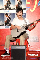 幻灯：陈伟联台北走唱 师兄张栋梁现身打气