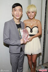 组图：罗彩玲爆乳亮相香港宣传写真集