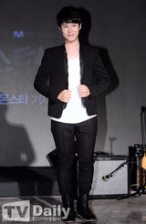 组图：河妍秀等宣传《Monster》比兔耳朵卖萌