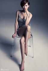 组图：辛芷蕾短发性感写真 烈焰红唇大秀马甲线