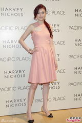 组图：胡杏儿大露背装亮相 陈展鹏关楚耀同场