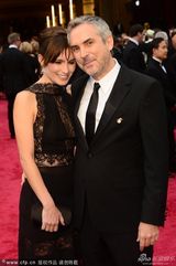 组图：《地心引力》阿方索-卡隆顽皮拍摄女伴