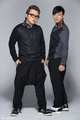 组图：声音乐团写真曝光 黑色潮装变酷大叔