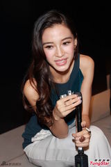 组图：Angelababy否认黄晓明送豪宅复合