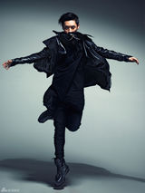 组图：魏晨拍摄时尚大片 黑灰色系演绎型男风